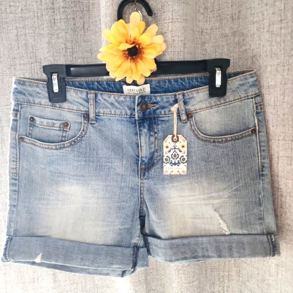 FOREVER 21 denim stretch Jean shorts distressed Size 28 Nwt